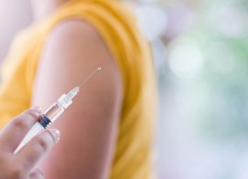 Tο αντιγριπικό εμβόλιο μπορεί να βοηθήσει την άμυνα του οργανισμού κατά του κορωνοϊού