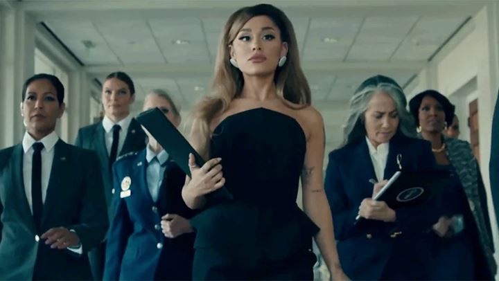 H Ariana Grande «έγινε» η πρώτη γυναίκα πρόεδρος των ΗΠΑ