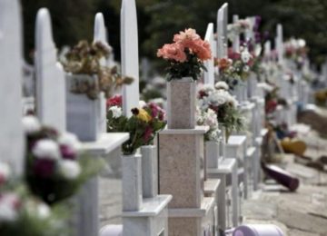 Κάρπαθος: Έβαλαν μουσική και φωτορυθμικά σε νεκροταφείο για να γιορτάσουν