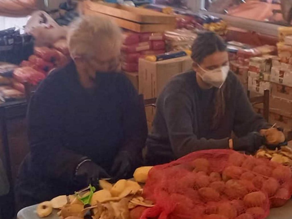 Δάφνη Μητσοτάκη: Καθάρισε πατάτες και συσκεύασε τρόφιμα για καλό σκοπό