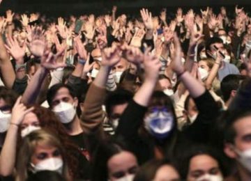 Το πείραμα της Ισπανίας: 5.000 θεατές σε ροκ συναυλία (pics+video)