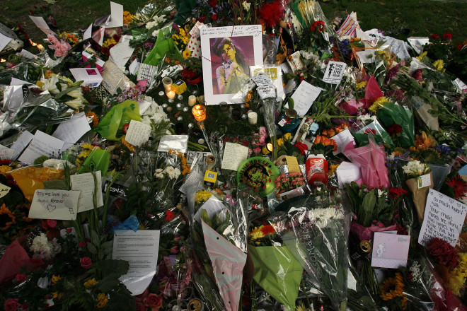 Οι θαυμαστές της Amy Winehouse θρήνησαν για τον πρόωρο χαμό της