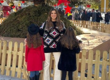 Σταματίνα Τσιμτσιλή: Χριστουγεννιάτικη βόλτα στο Σύνταγμα με τις κόρες της