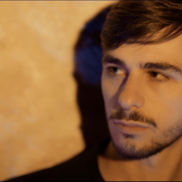 Γιάννης Κοροβός | Μας συστήνεται με το πρώτο του single «Θα Μείνω Εδώ»!
