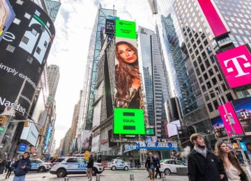 Δέσποινα Βανδή: Φιγουράρει σε billboard της Times Square
