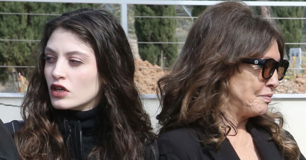 Λάκης Ραπτάκης: Συντετριμμένη η Βάνα Μπάρμπα στην κηδεία του - Στο πλευρό της η 24χρονη κόρη της, Φαίδρα